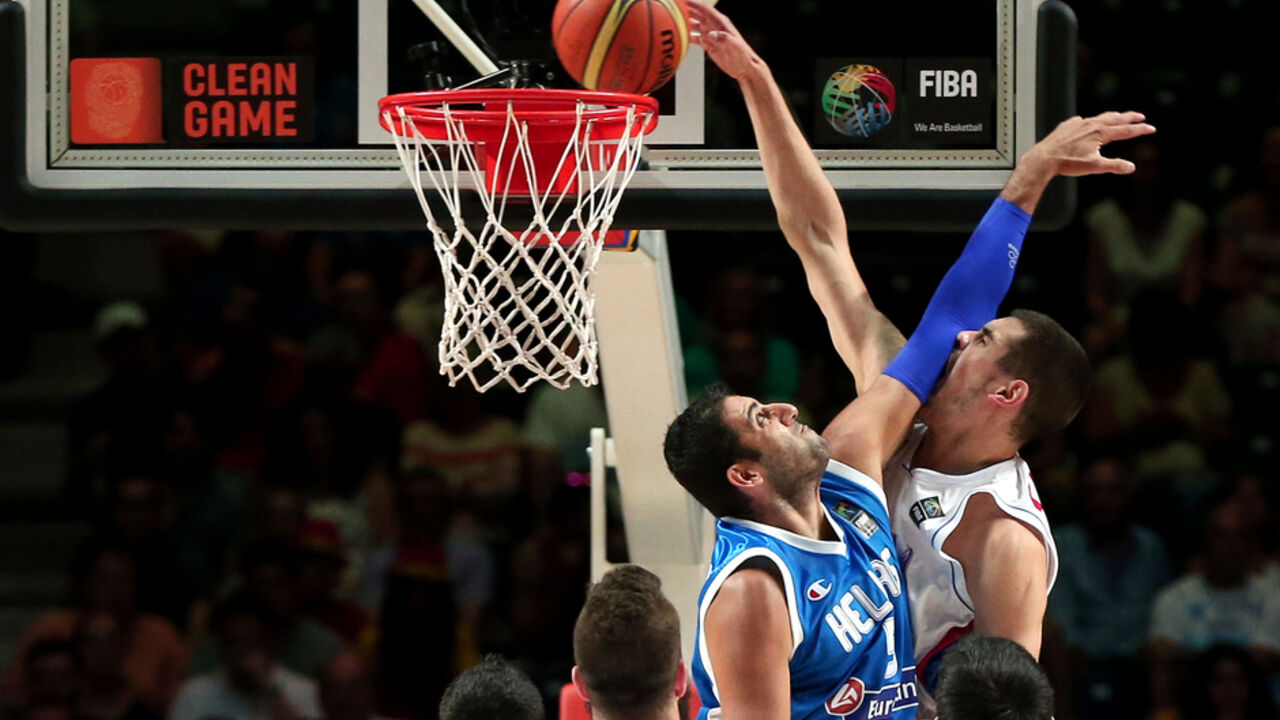 Nikola Kalinić zakucava preko Janisa Burusisa