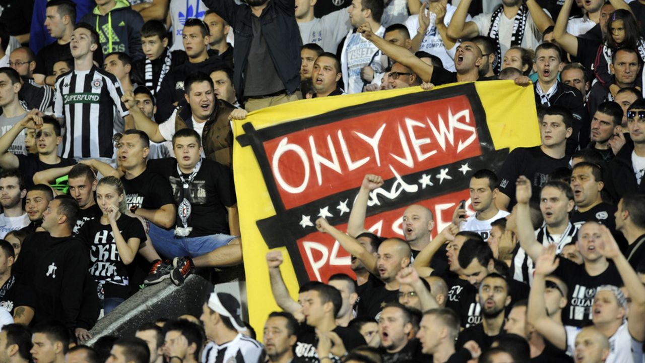 Navijači Partizana i sporni transparent