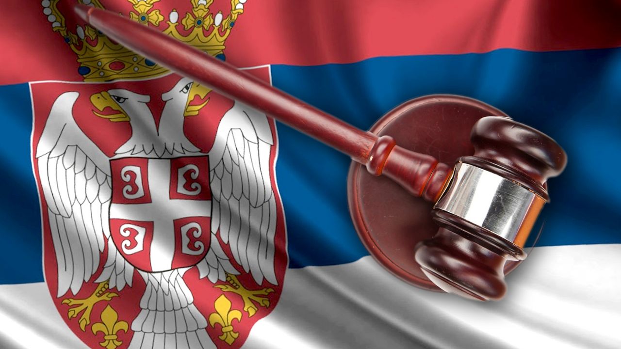 čekić i zastava Srbije