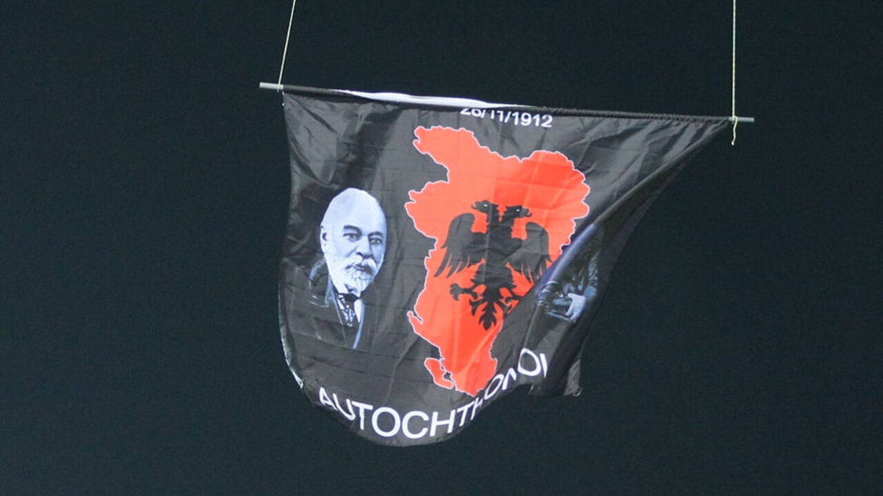 Albanska zastavica, dron