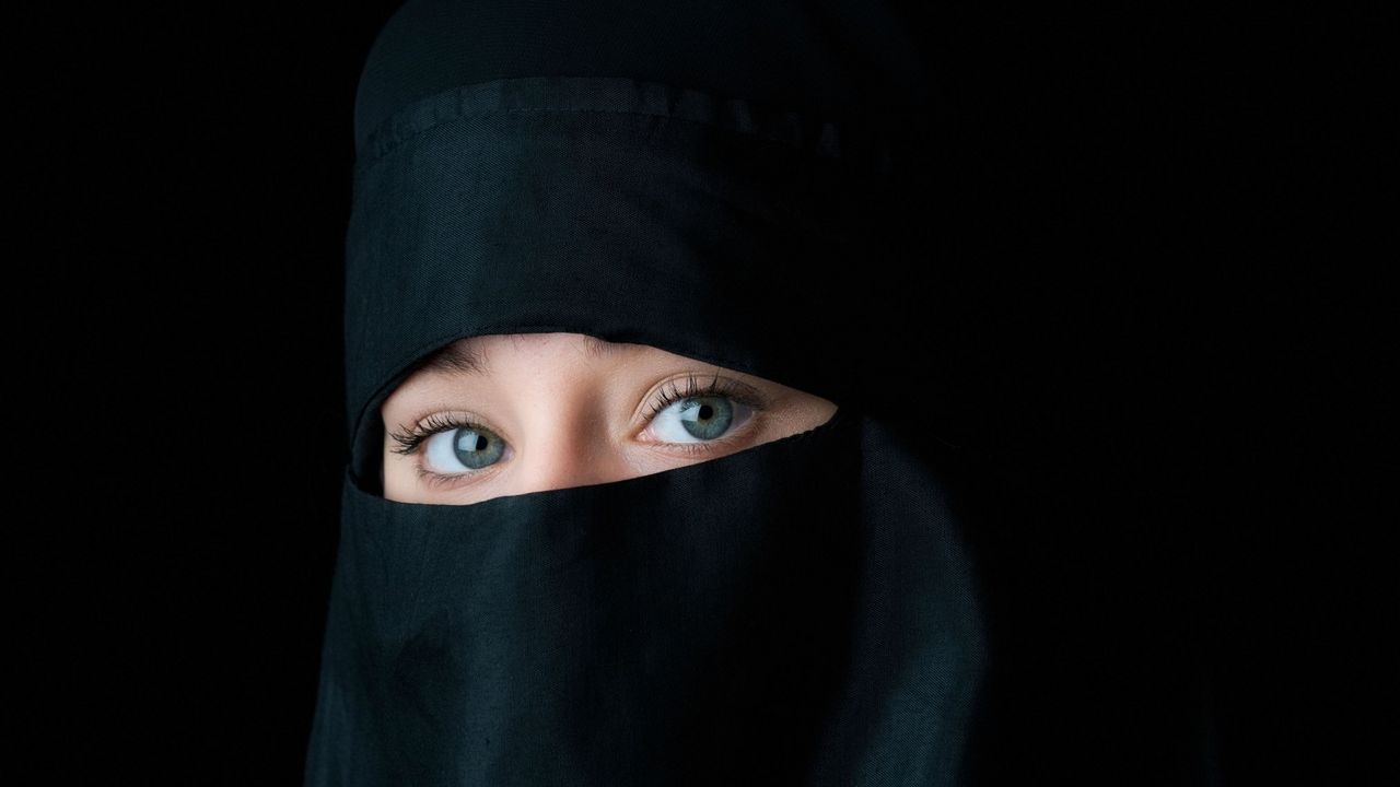 Žena u tradicionalnoj muslimanskoj nošnji