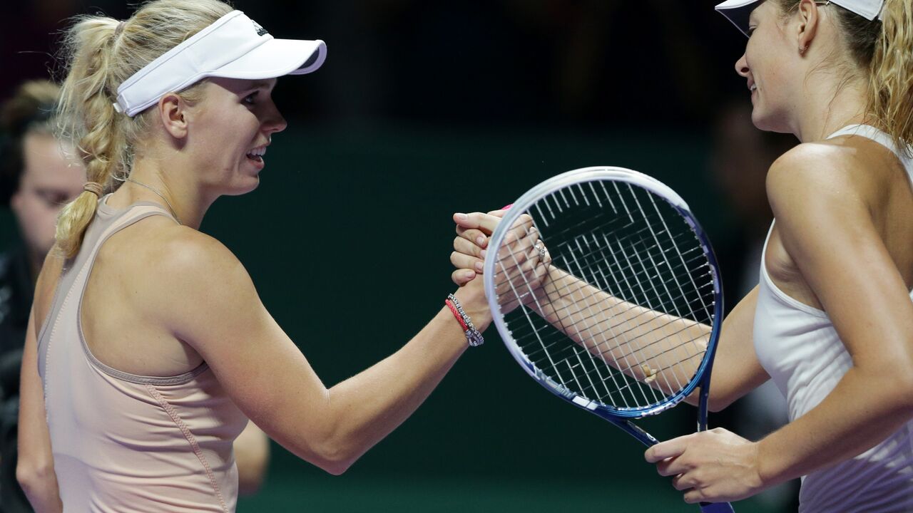 Karolina Voznjacki i Marija Šarapova po završetku meča finalnog turnira sezone u Singapuru