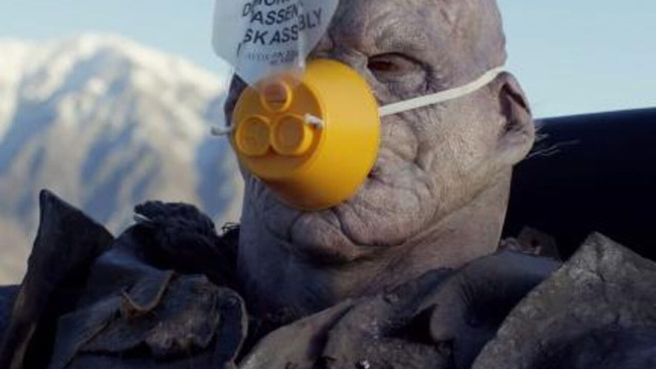 Ork u avionu sa maskom za kiseonik