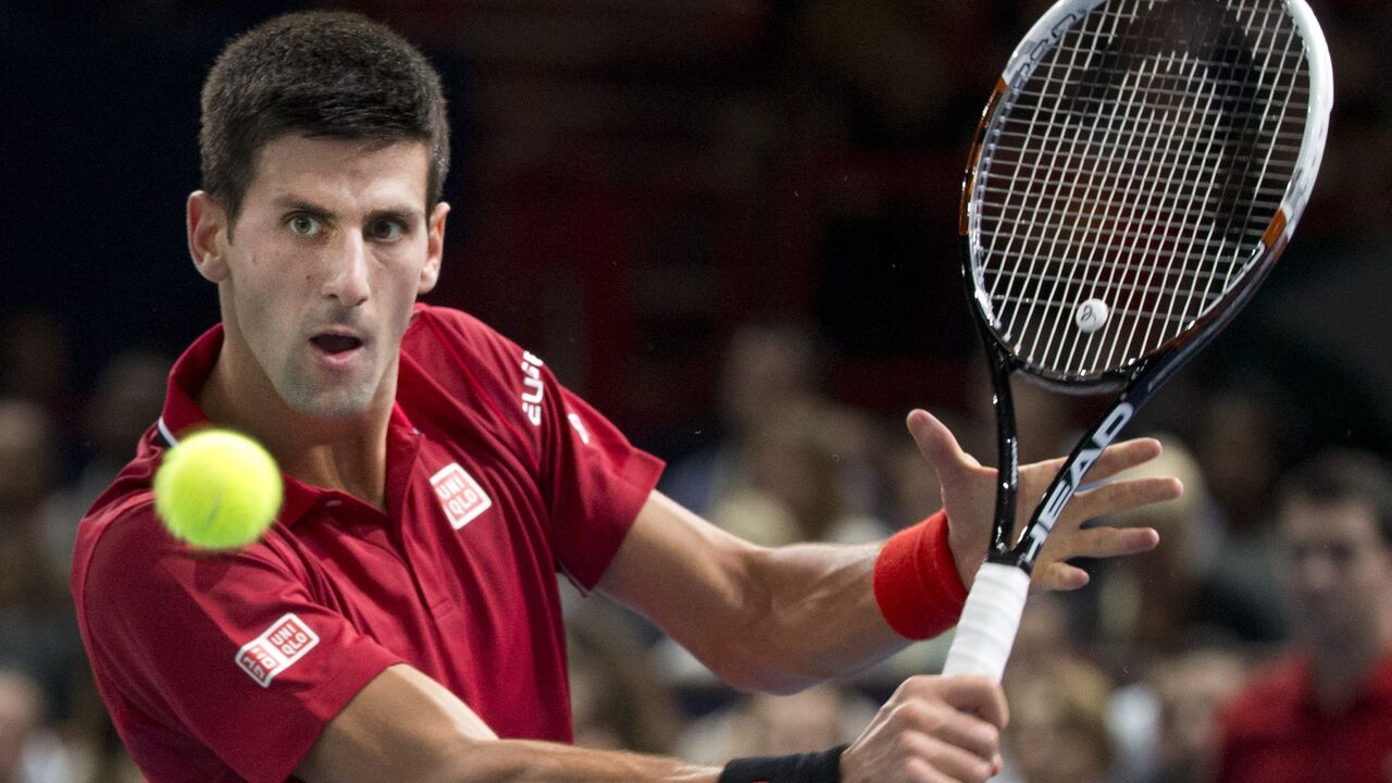 Novak Đoković u meču sa Gaelom Monfisom u osmini finala Mastersa u Parizu