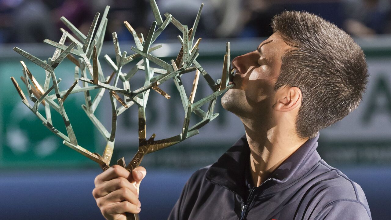 Novak Đoković sa trofejom posle pobede u finalu Mastersa u Parizu
