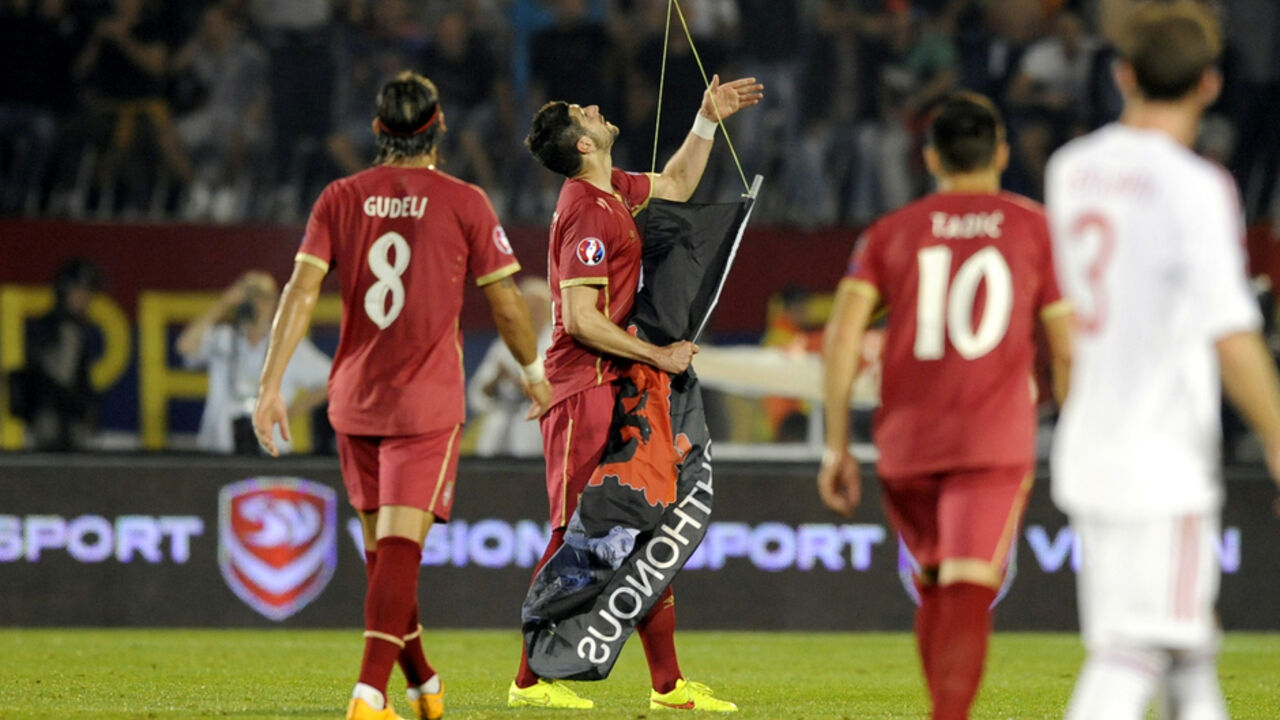 Stefan Mitrović hvata dron na utakmici između Srbije i Albanije