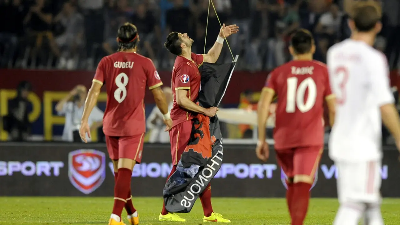 Stefan Mitrović hvata dron na utakmici između Srbije i Albanije