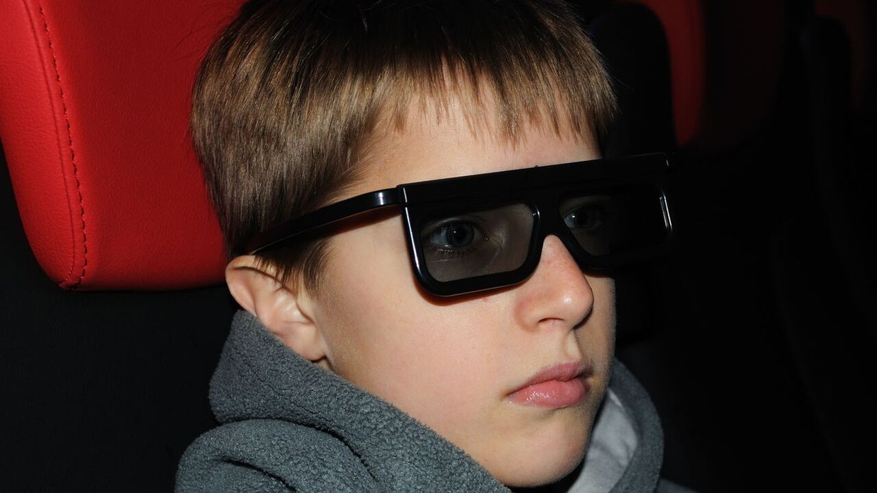 Dečak prati 3D program