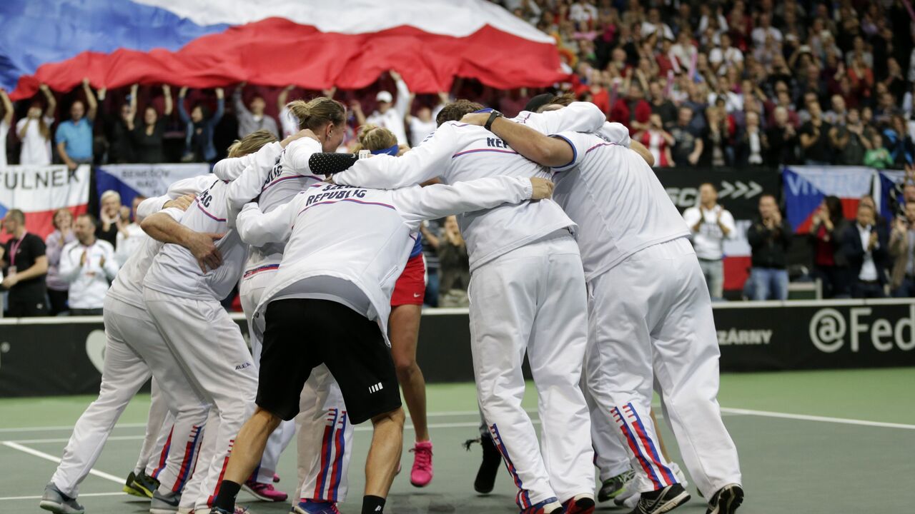 Ženska teniska reprezentacija Češke slavi pobedu u finalu FED kupa protiv Nemačke