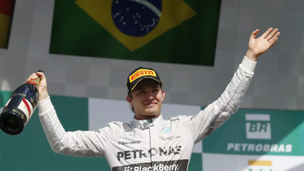 Niko Rozberg slavi pobedu na trci Formule 1 za Veliku nagradu Brazila