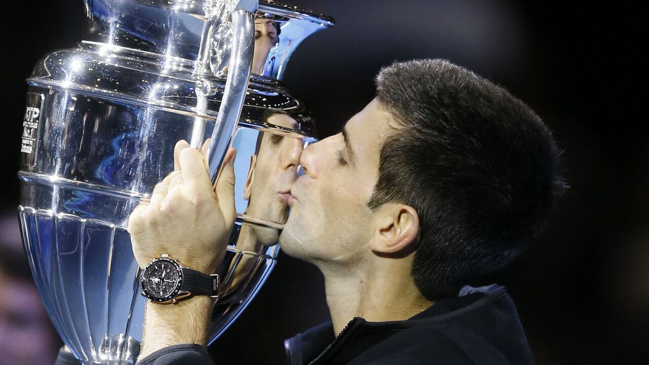 Novak Đoković sa peharom za prvo mesto na ATP listi