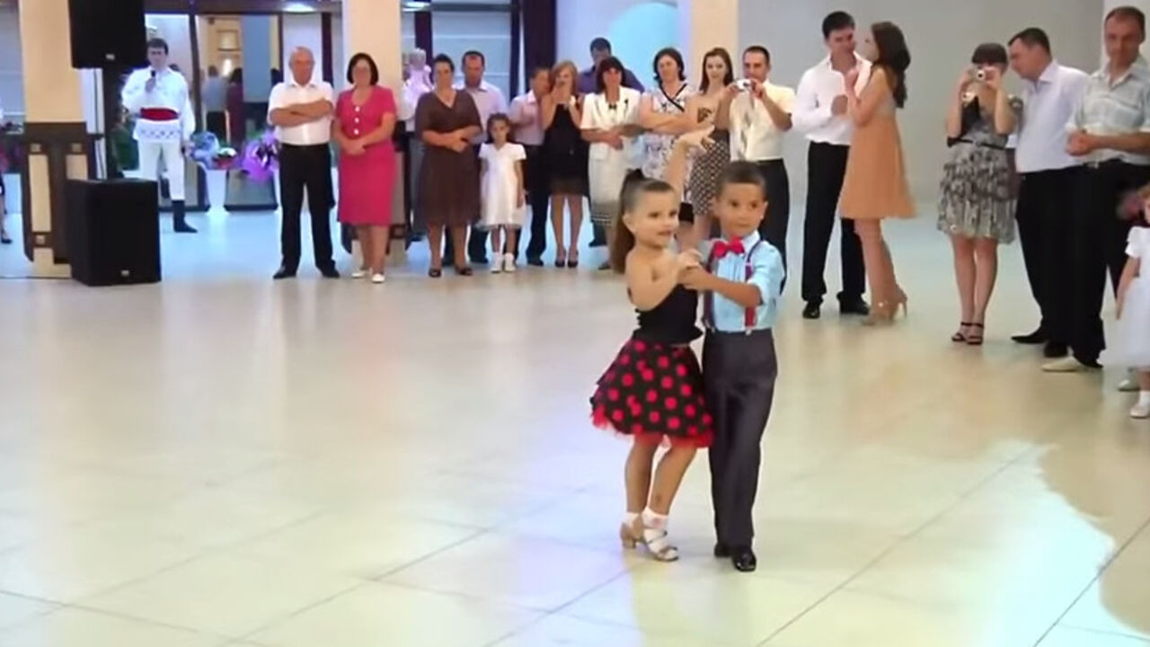 mladi plesni par igra latinoamerički ples