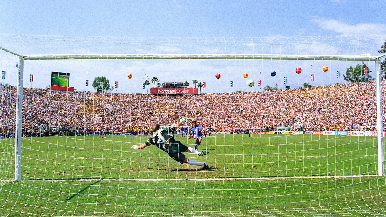Roberto Bađo promašuje odlučujući penal u finalu Svetskog prvenstva 1994. između Italije i Brazila