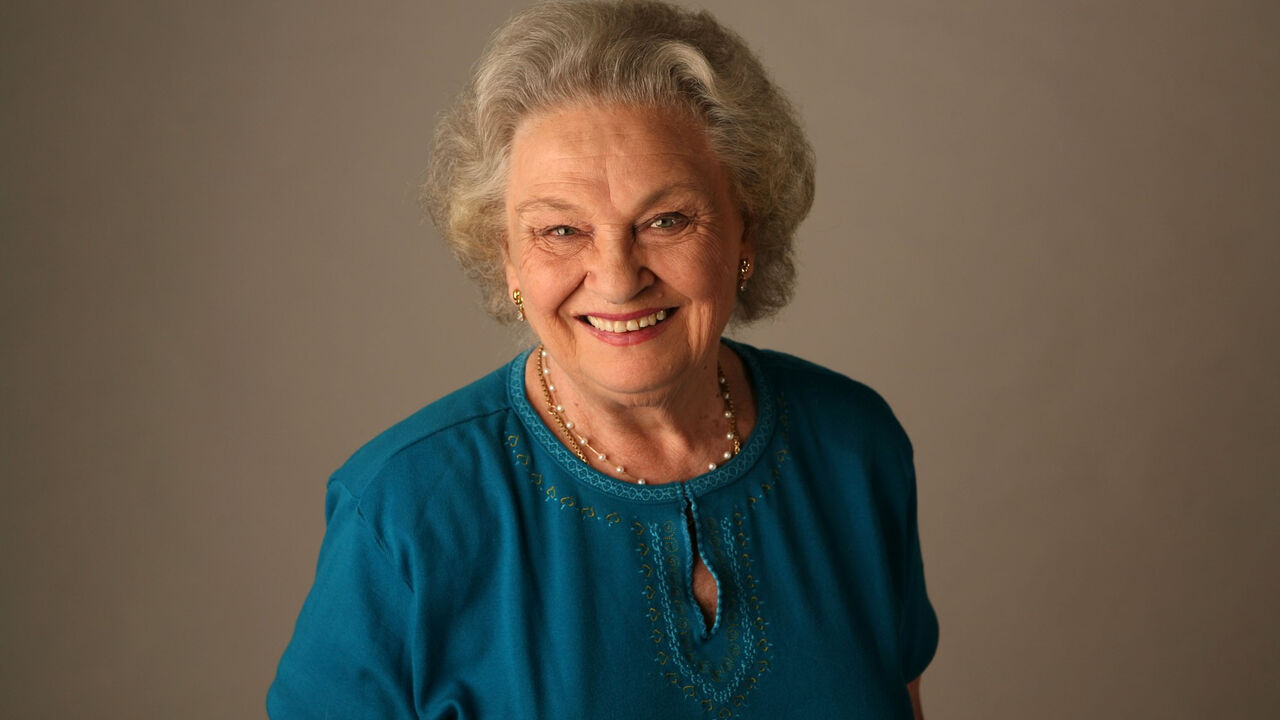 Nasmejana starija žena