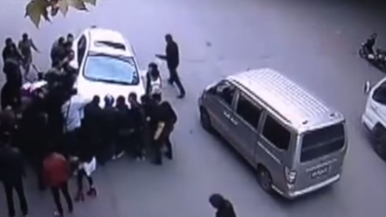 Podigli auto, spasili ženu