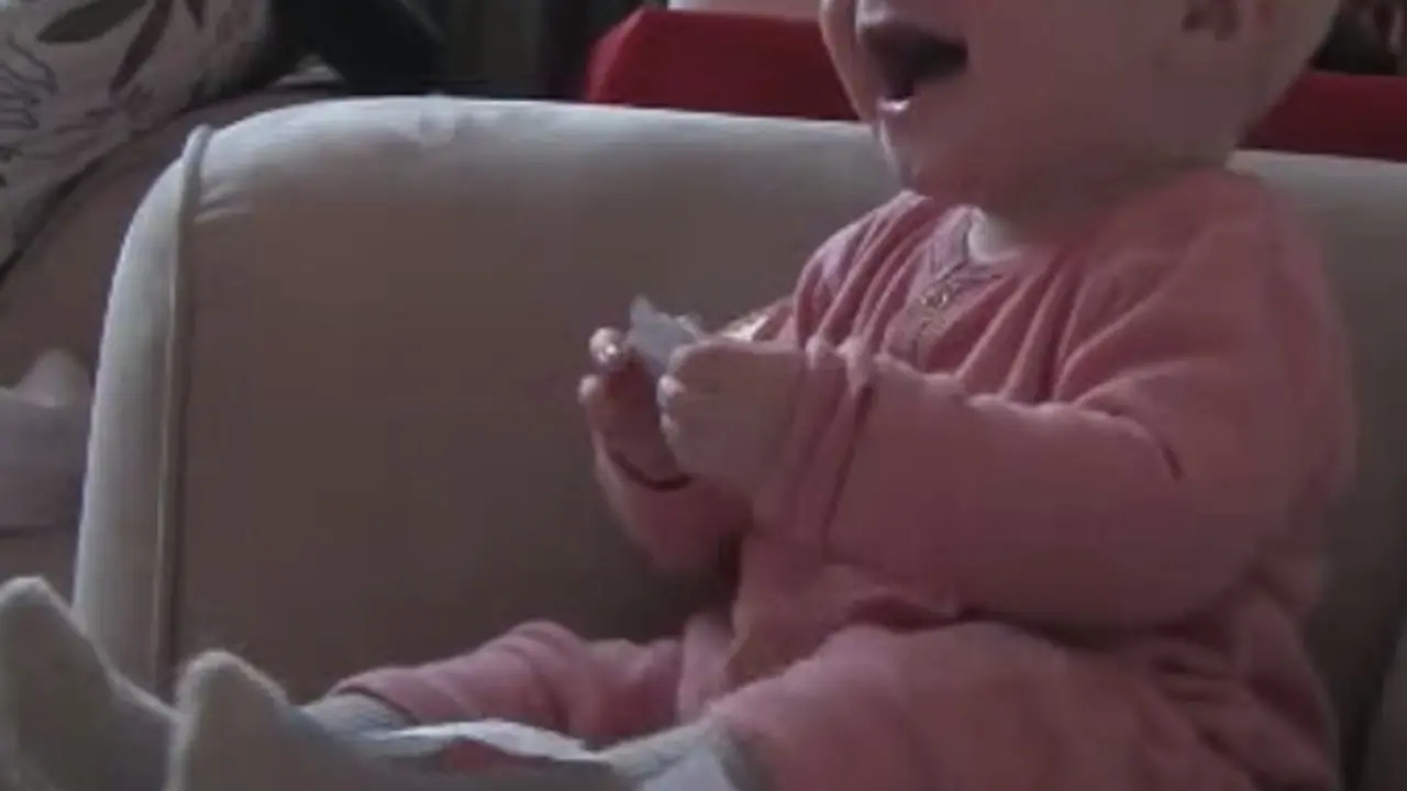 beba se smeje