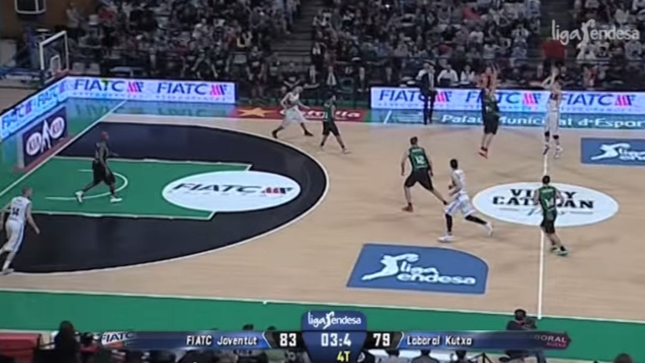 Davis Bertans postiže trojku s pola terena
