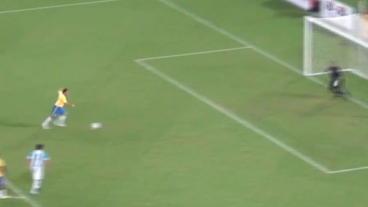 Dejan Petković postiže pogodak protiv Argentine