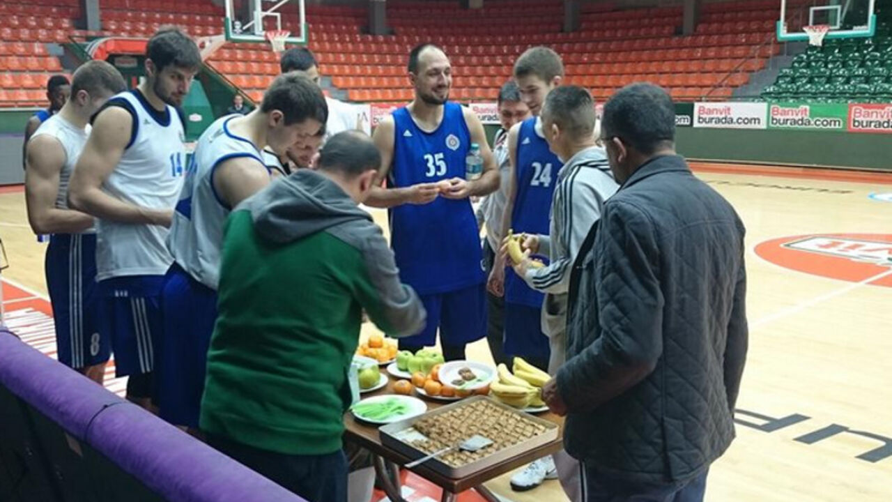 Košarkaši Partizana počašćeni voćem u Bandirmi