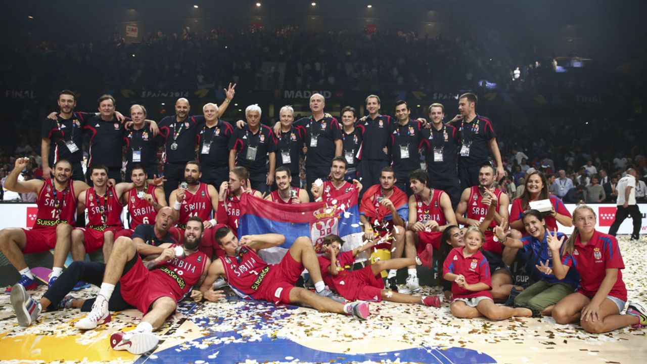 Košarkaši Srbije posle osvajanja srebrne medalje na Svetskom prvenstvu u Španiji