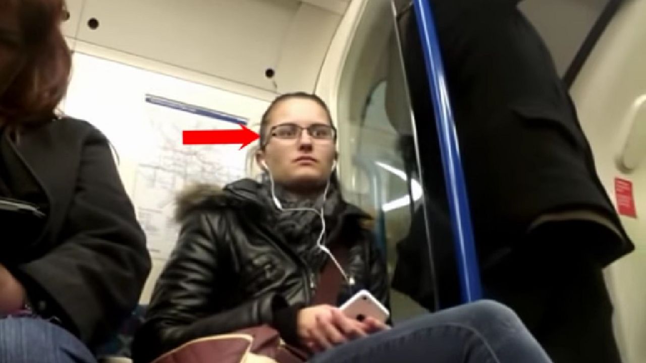 Devojka u metrou
