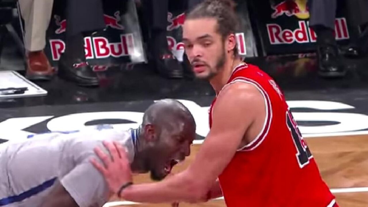Kevin Garnet pokušava da ugrize Joakima Nou
