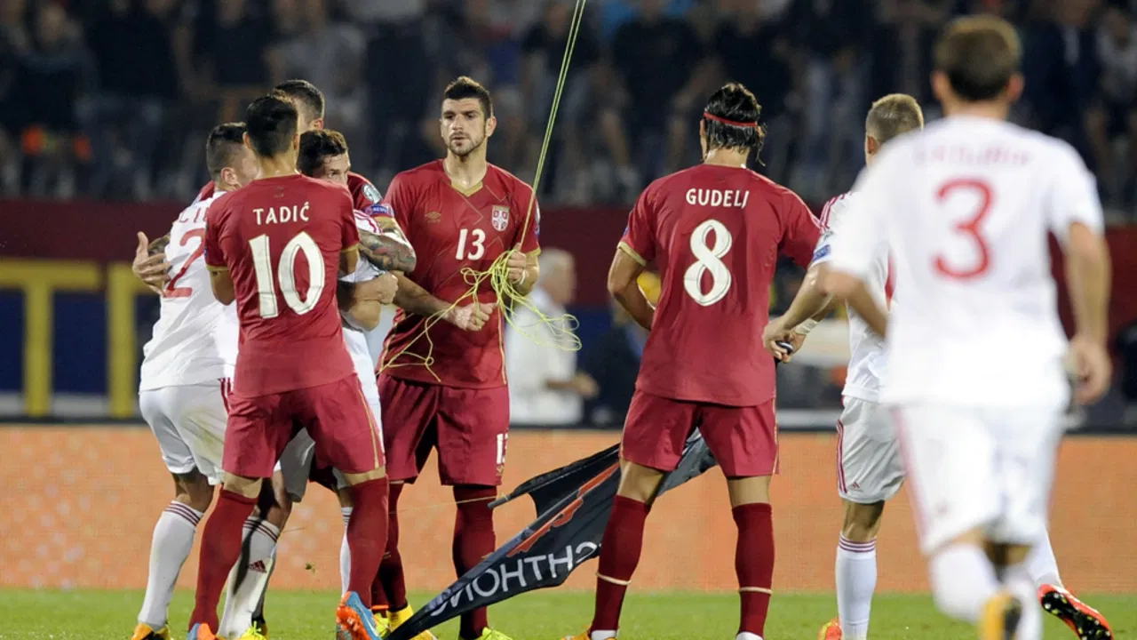 Stefan Mitrović obara dron na utakmici Srbija - Albanija u kvalifikacijama za EURO 2016.