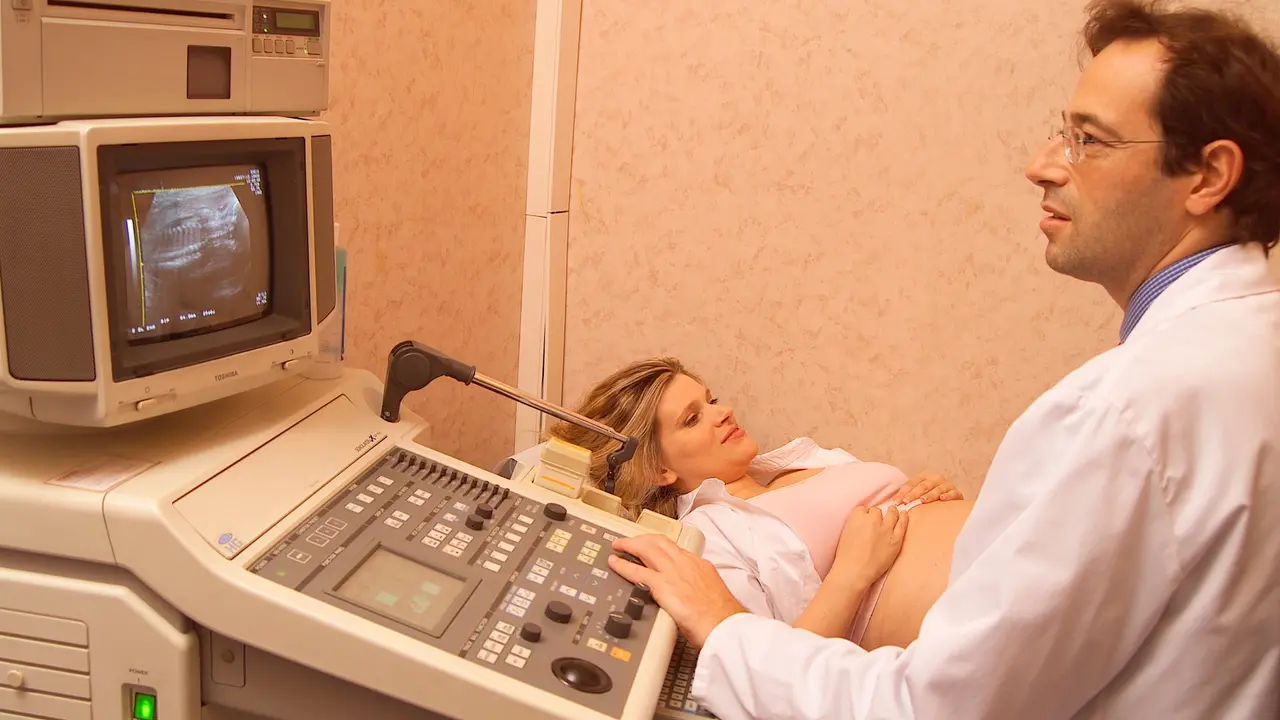 ginekolog pregleda trudnicu na ultrazvuku