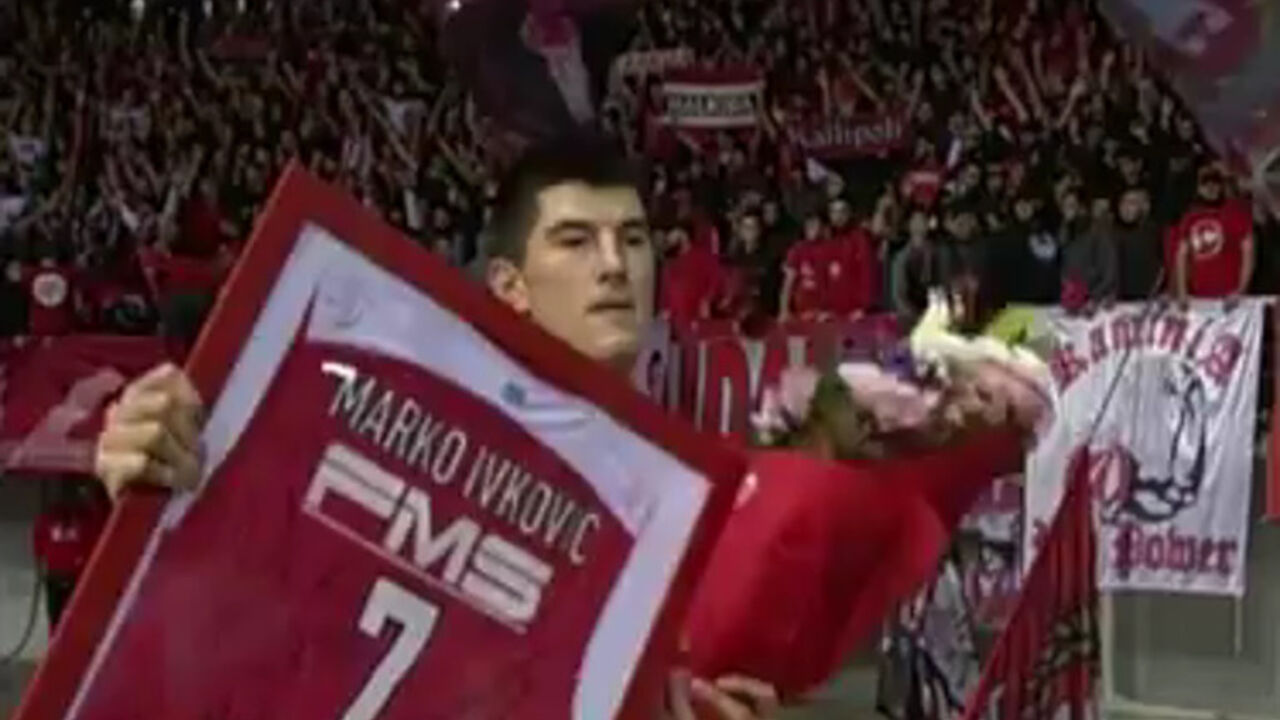Luka Mitrović sa poklonom navijača Olimpijakosa
