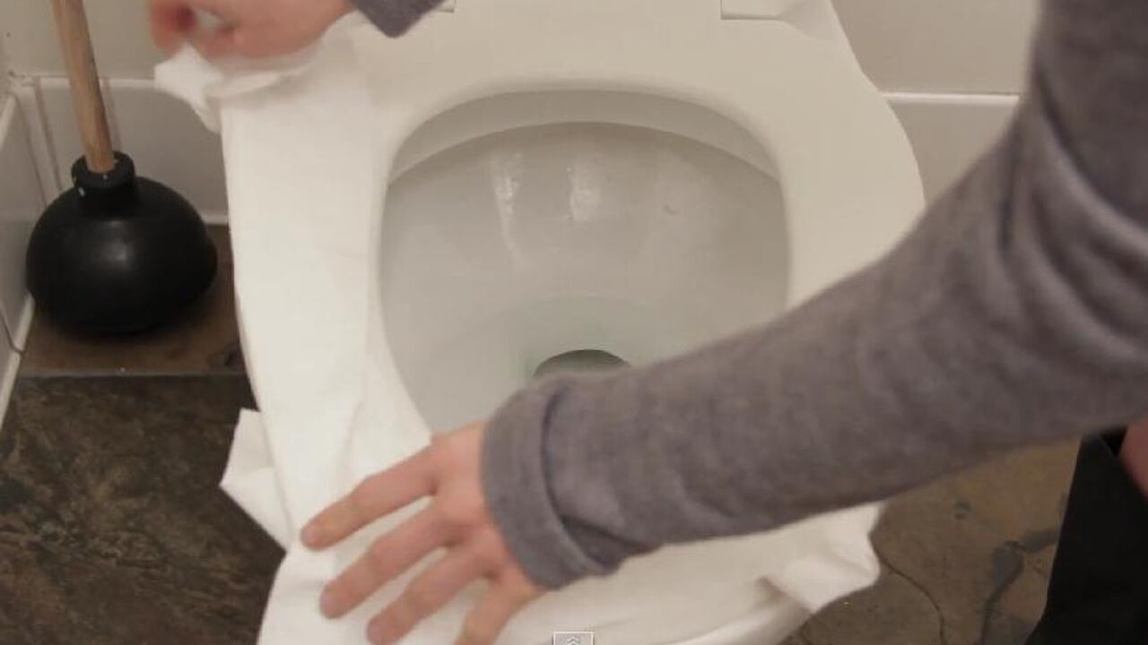 Papir na WC šolji