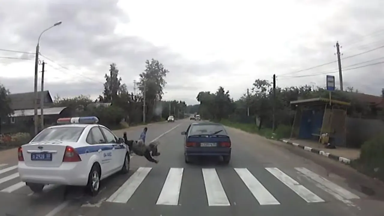 Ruska saobraćajna policija gazi pešaka