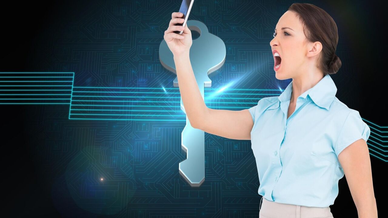 Žena besno gleda u mobilni telefon