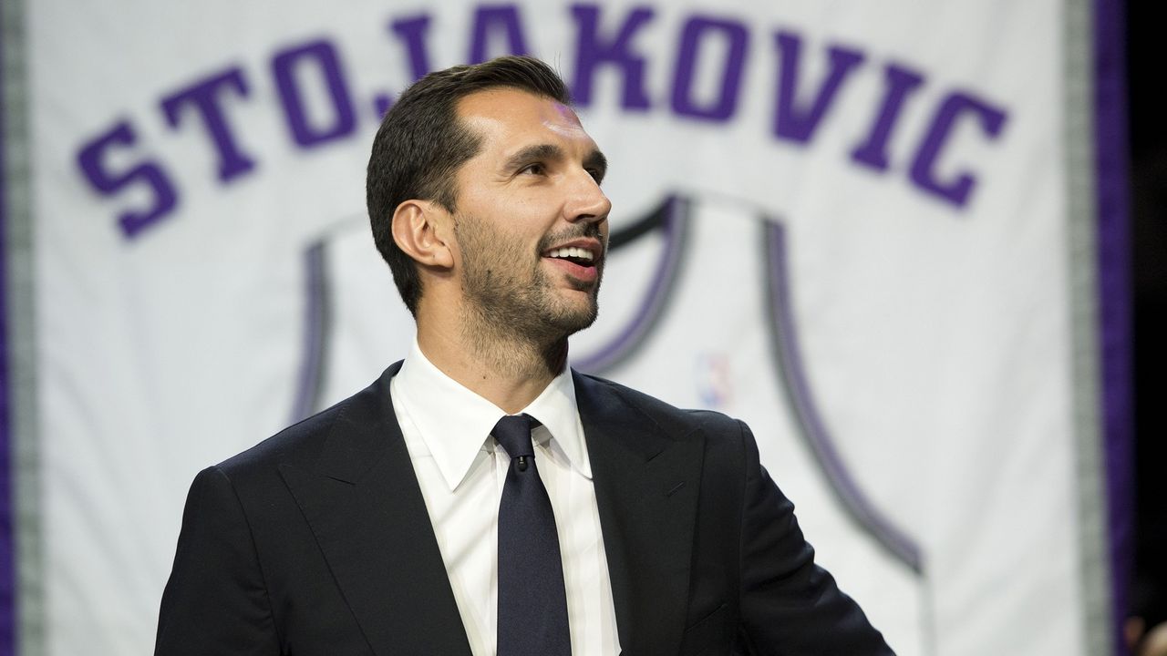 Peđa Stojaković na ceremoniji povlačenja dresa Sakramento Kingsa sa brojem 16
