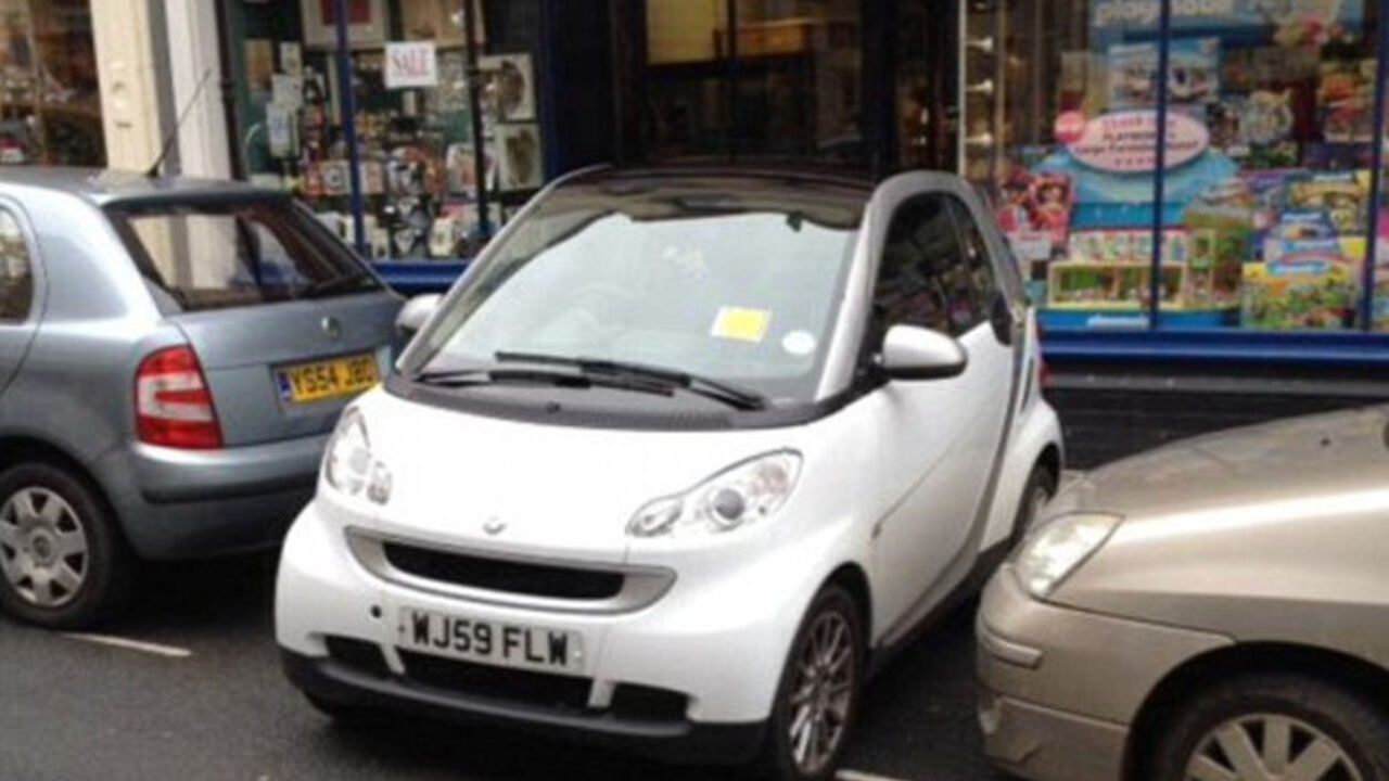 Pogrešno parkiran "smart" automobil