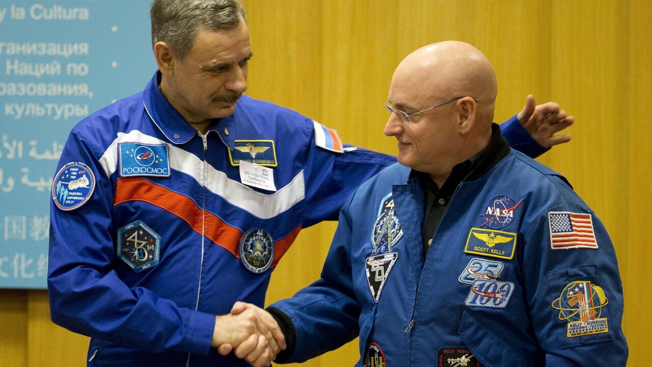Astronaut Skot Keli i kosmonaut Mihail Kornjenko