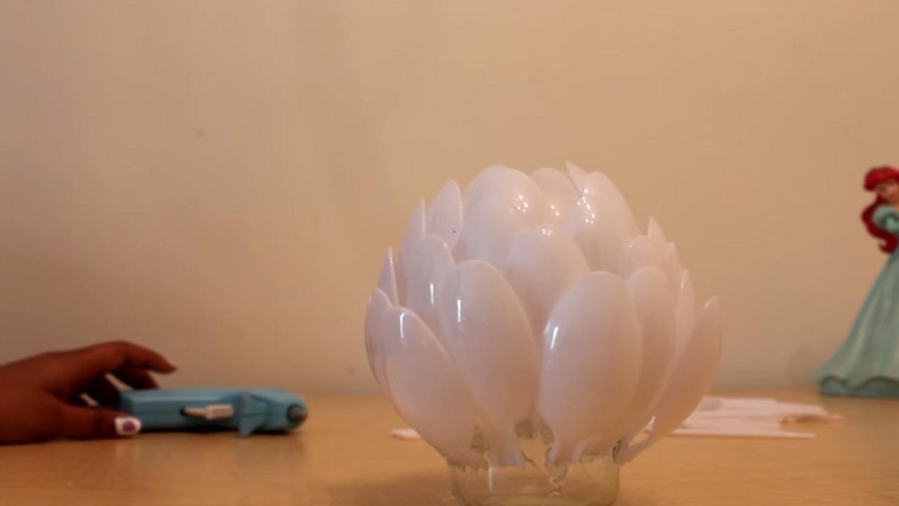 Vaza pravljena od plastičnih kašika i tegle