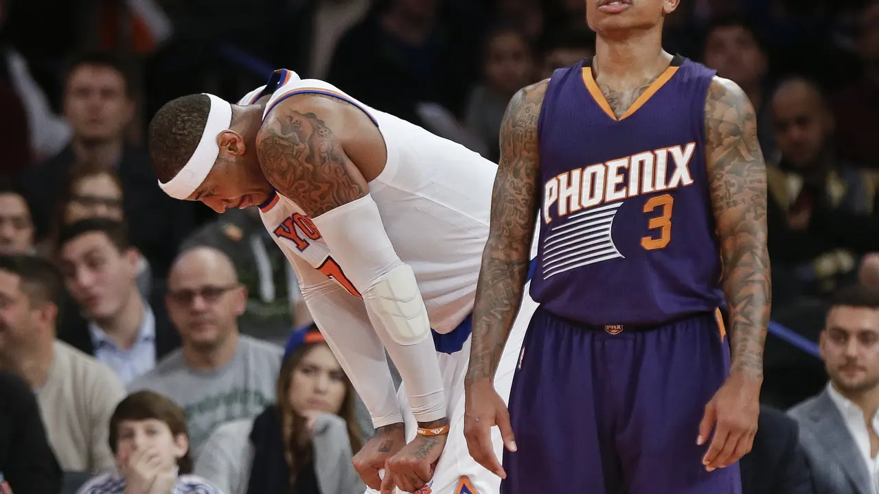 Karmelo Entoni i Ajzea Tomas u meču NBA lige između Njujorka i Finiksa