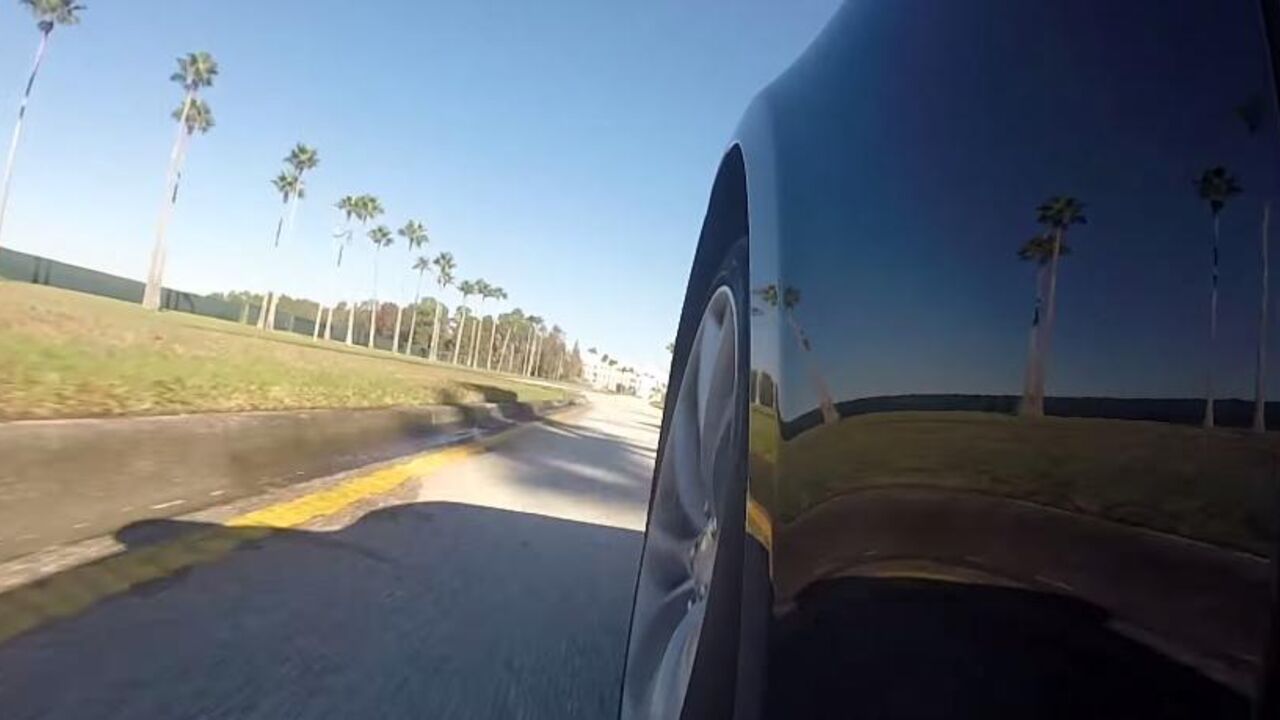 Tesla P85D u trci sa Ferrarijem 550