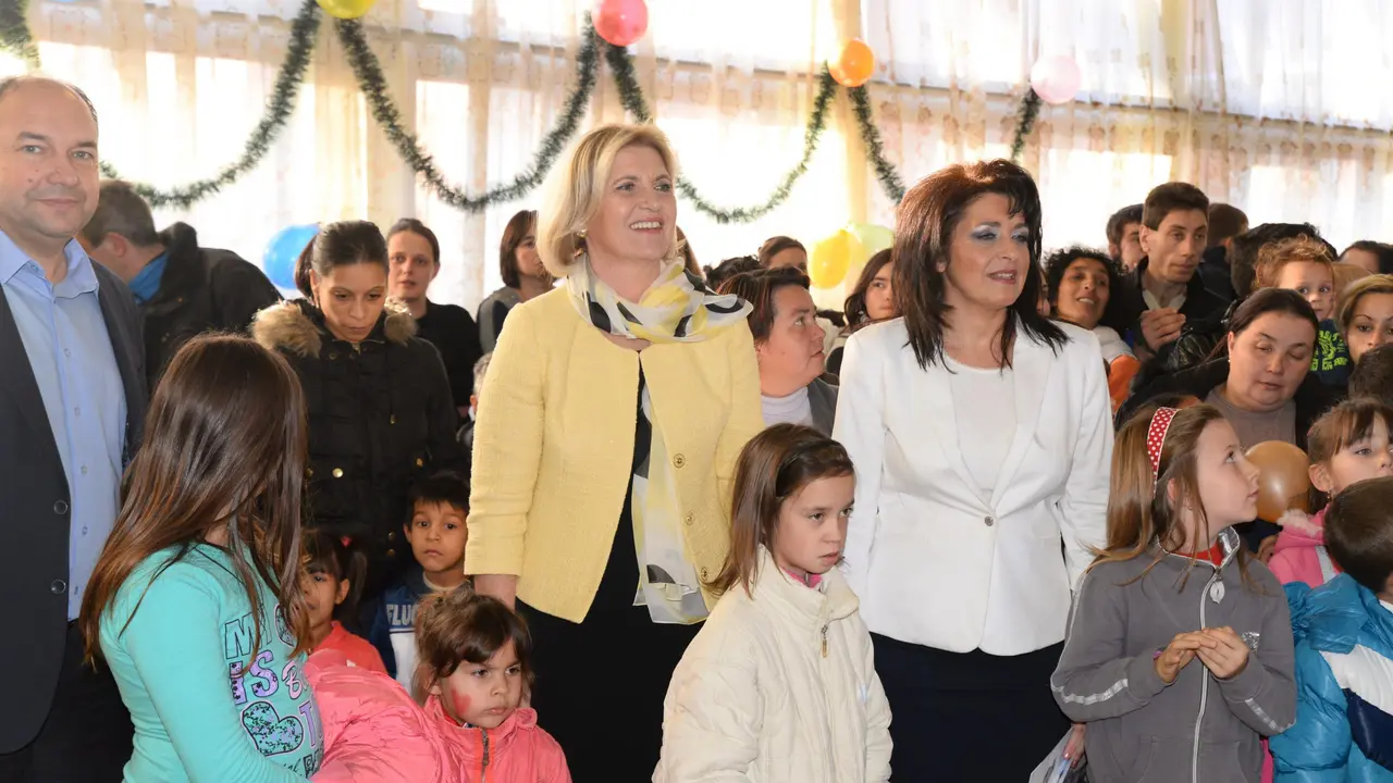 Dragica Nikolić deli paketiće u Babušnici