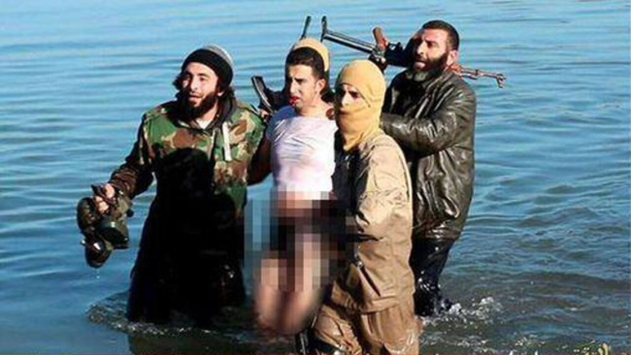 islamisti izvode pilota iz vode