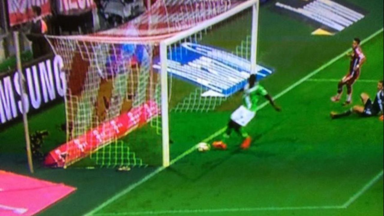 Fudbaler Volfsburga promašio gol sa pola metra u meču protiv Bajerna