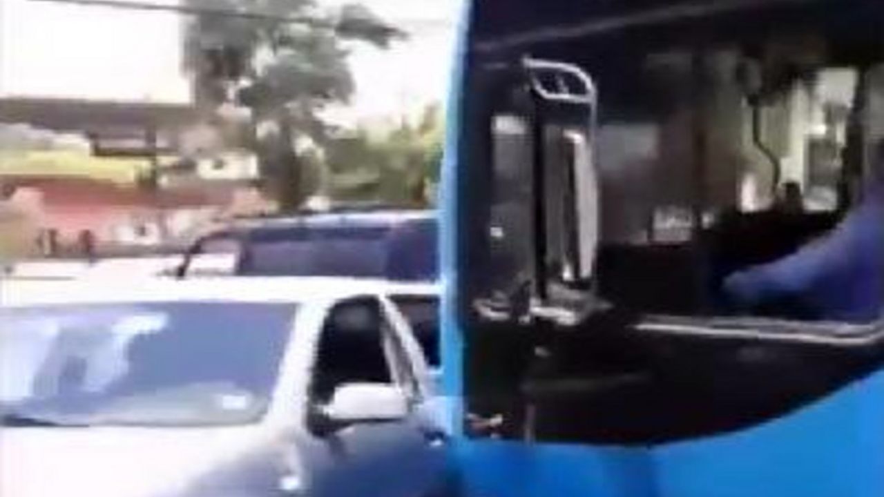 Vozač autobusa u Čileu udara na napasnike