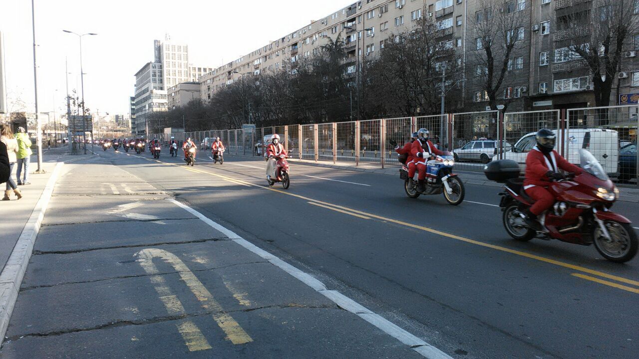 Deda Mrazovi na motorima
