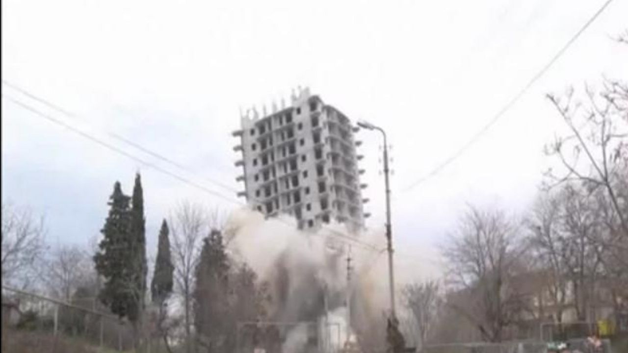 Rušenje zgrade na Krimu