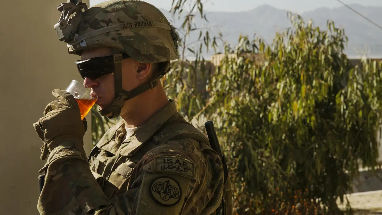 vojnik, piće, vojnik pije piće, Avganistan