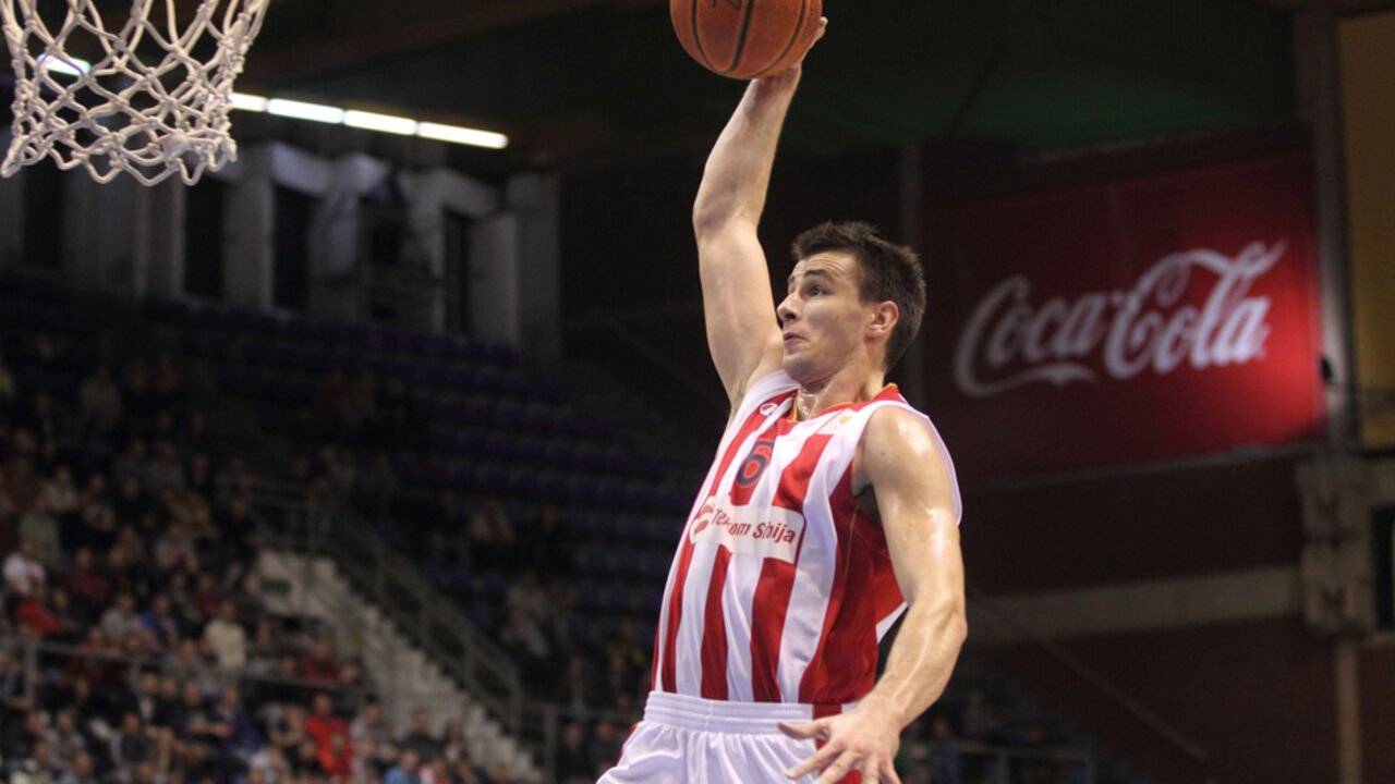 Košarkaš Crvene zvezde Nemanja Dangubić zakucava