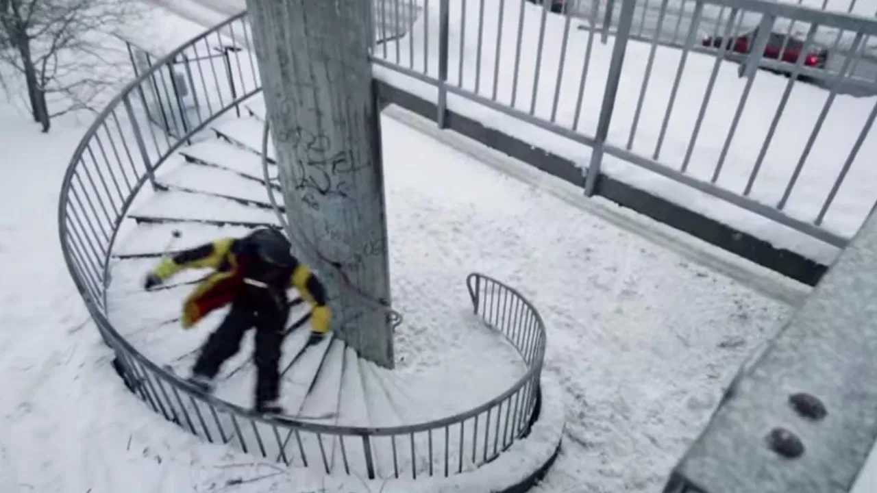 Skijaš se spušta niz gelender