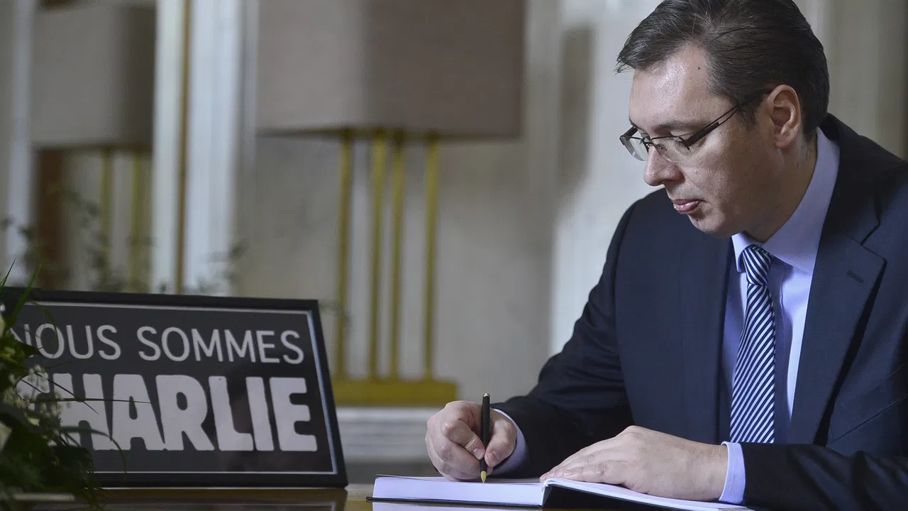 Aleksandar Vučić se upisuje u knjigu žalosti