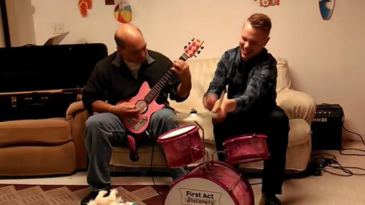Muzičari sviraju na dečjim instrumentima