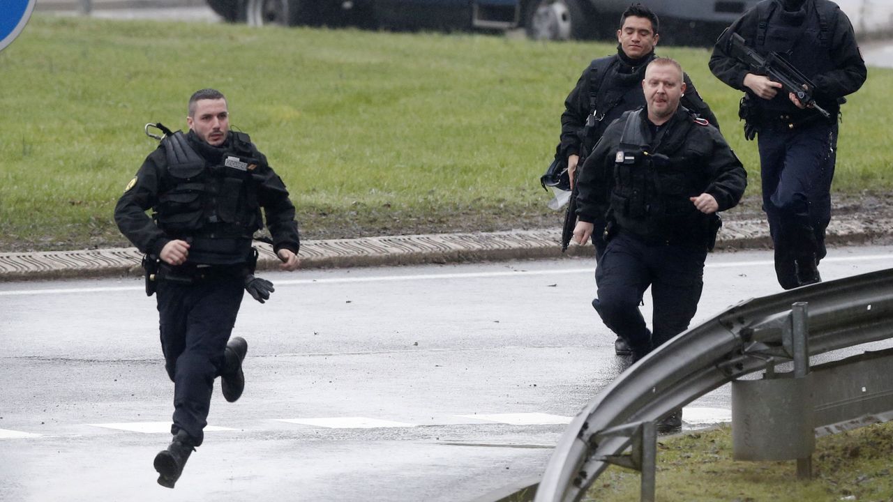 Policija ispred štamparije u kojoj braća Kuaši drže taoce